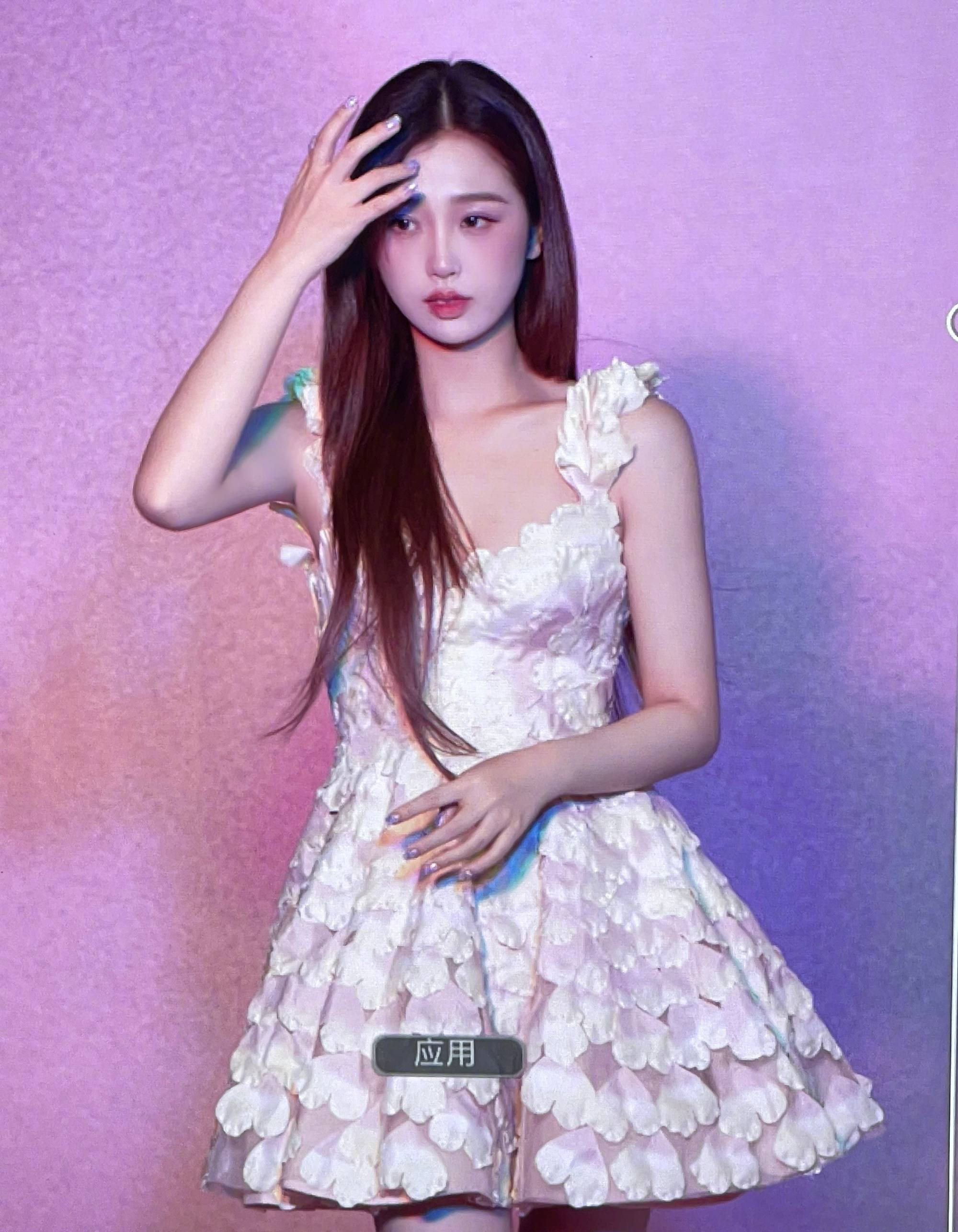 虞书欣晒拍摄花絮美照穿公主裙表情甜美娇羞可爱