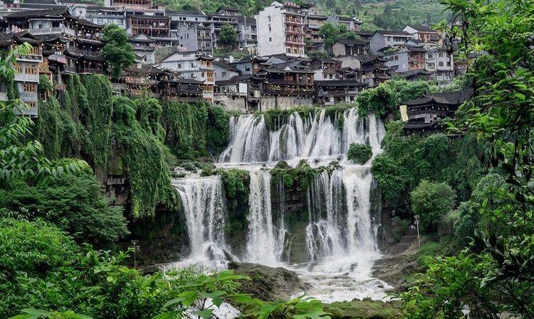湖南一奇特古镇，为四大名镇之一拥有两千年历史，坐落在瀑布之上