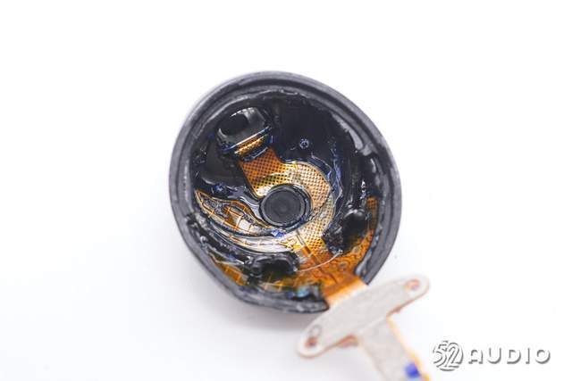 取出盖板的腔体内部结构一览,排线延伸到出音管内部的后馈降噪麦克风.