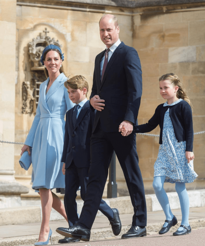 凯特王妃真懂时尚，蓝色西装裙优雅大气，公主王子穿同款也很好看