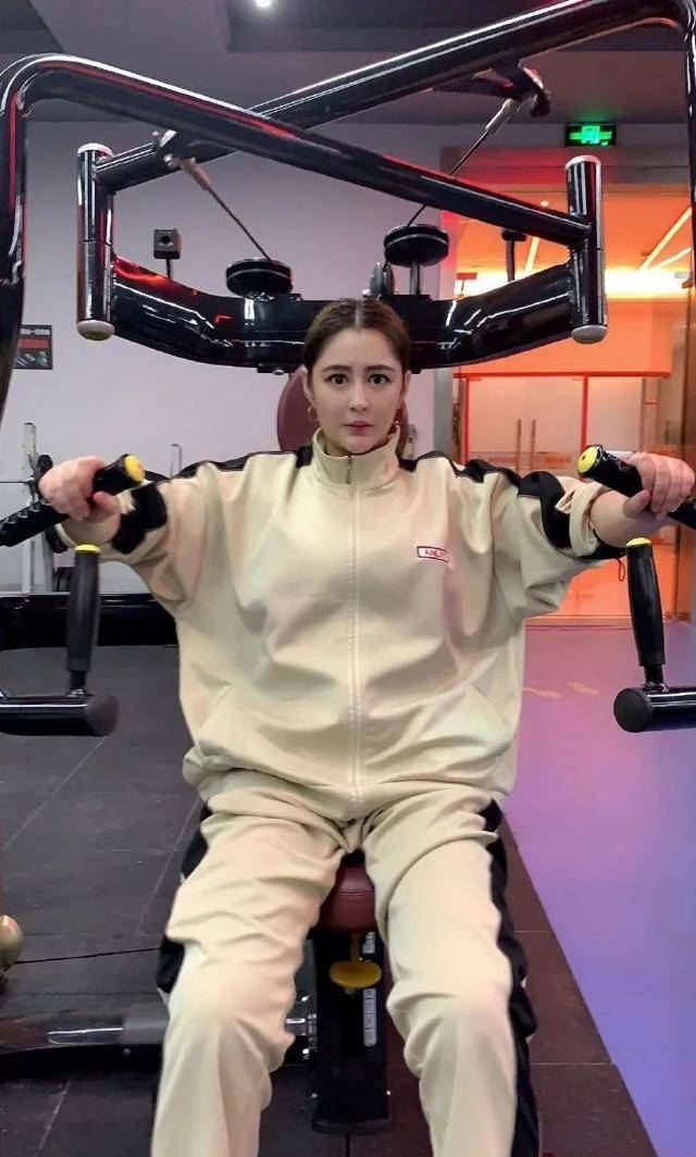 原创李心艾罕见与妈妈同框母女长得太像连肉肉的手都遗传自妈妈