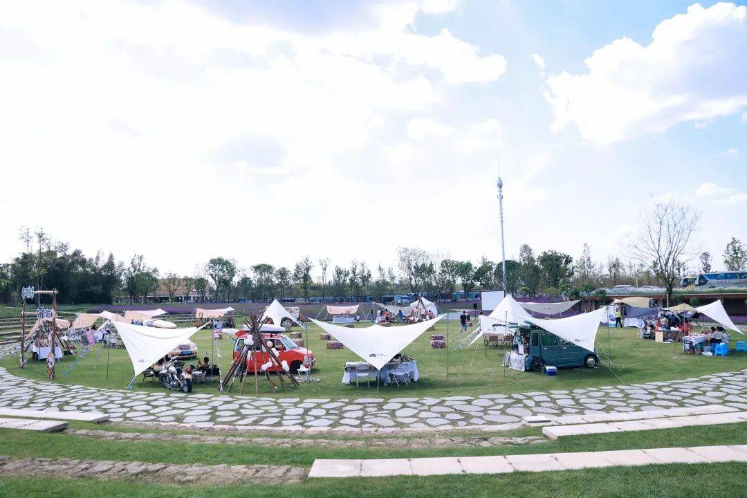 锦绣天府绽fun里商业街作为新一代都市田园文旅综合体,结合城市烟火