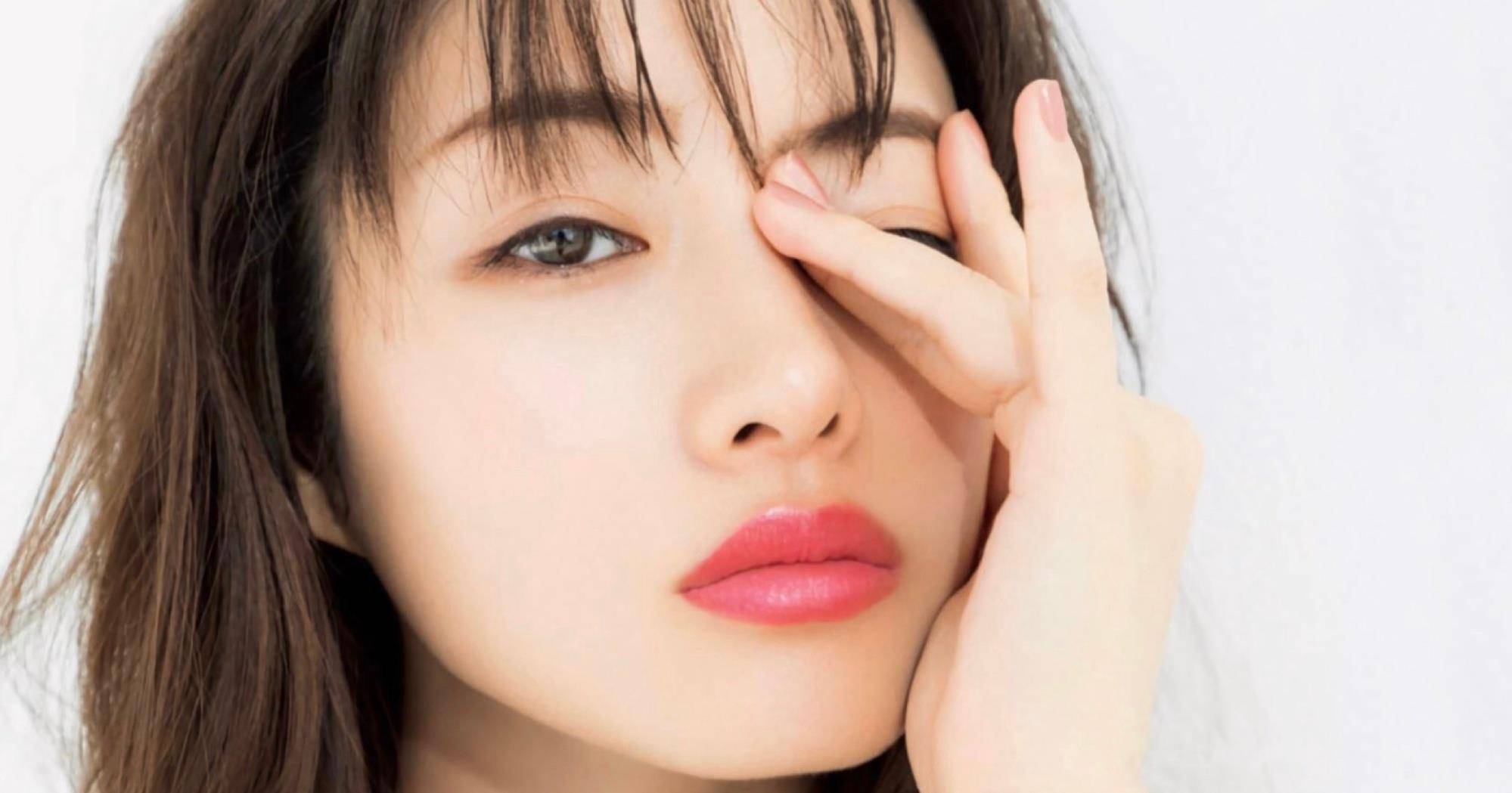 原创石原里美素颜妆来袭笑容甜美粉嫩动人瞬间美回18岁