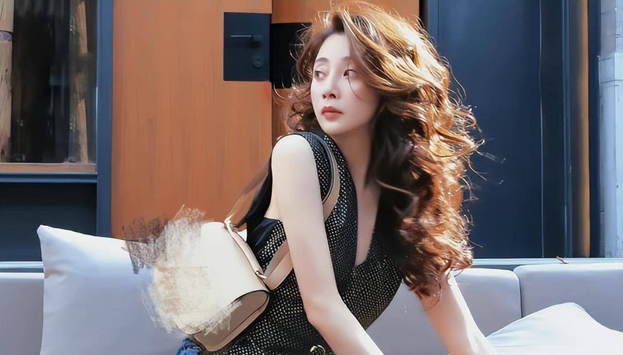 42岁殷桃再次美出圈!大波浪,深v领超性感,网友:花期最长女星