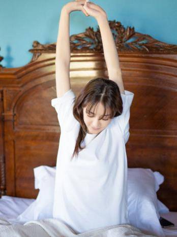 原创热巴起床照被扒小动作超可爱网友给她拍照的人是我