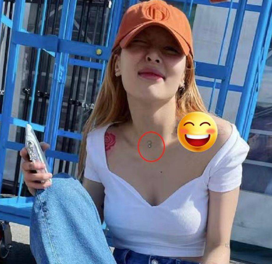 原创泫雅的时尚看不懂秃眉毛打颈钉审美太另类非主流路上越走越远