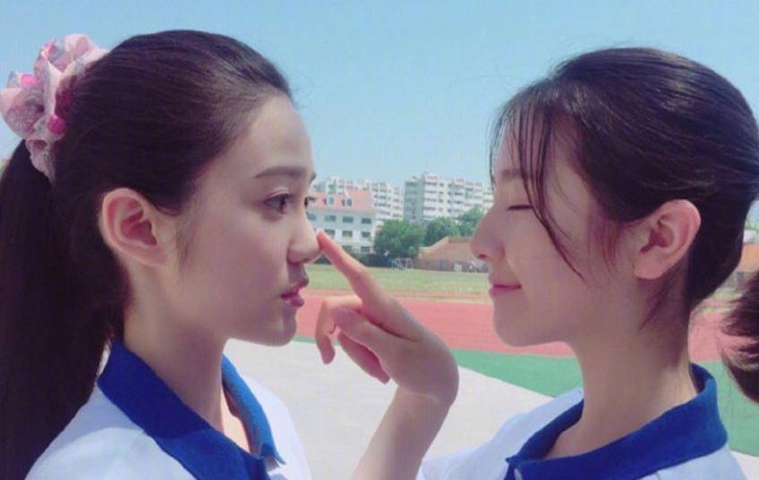原创李兰迪上体育课被拍当她与女同学面对面站立鼻子成全脸之光