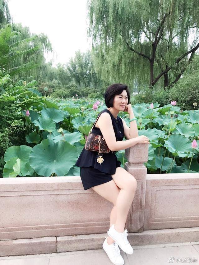 原创谢广坤媳妇演的角色土但本人气质高雅穿旗袍俨然一个贵妇