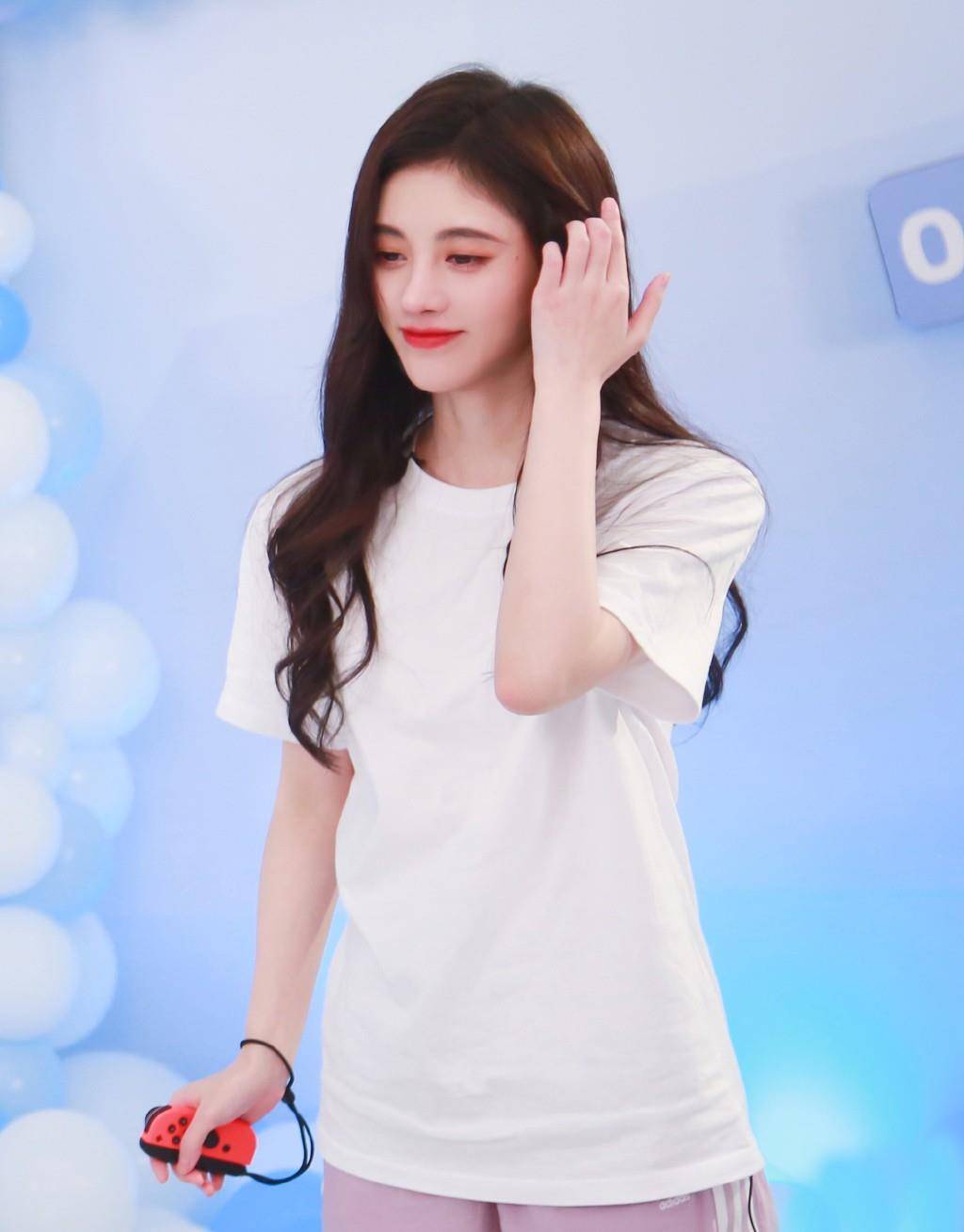 原创被鞠婧祎的美貌折服了穿简单白t恤也能这么美配长发更是仙气