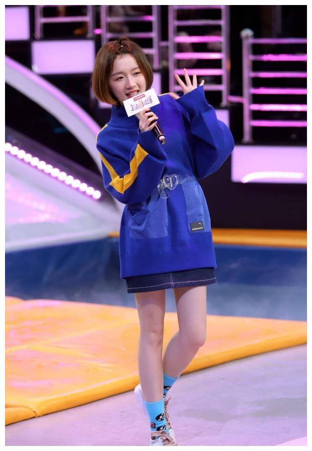 李浩菲穿上了柠檬黄外套身上的纯真烂漫气质挡也挡不住