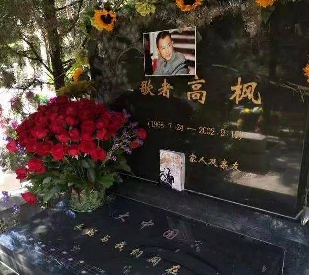 汪峰和章子怡的初恋都英年早逝,汪峰在她墓碑上刻了一首情诗