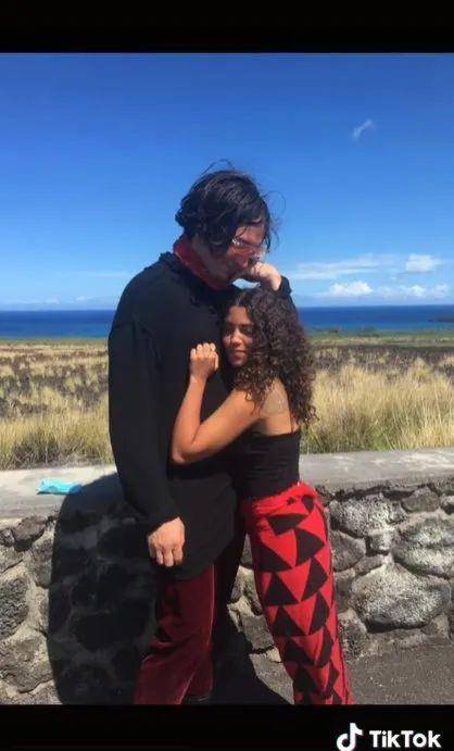 原创闪电侠演员米勒被前女友指责不是好人曾在家里进行宗教仪式