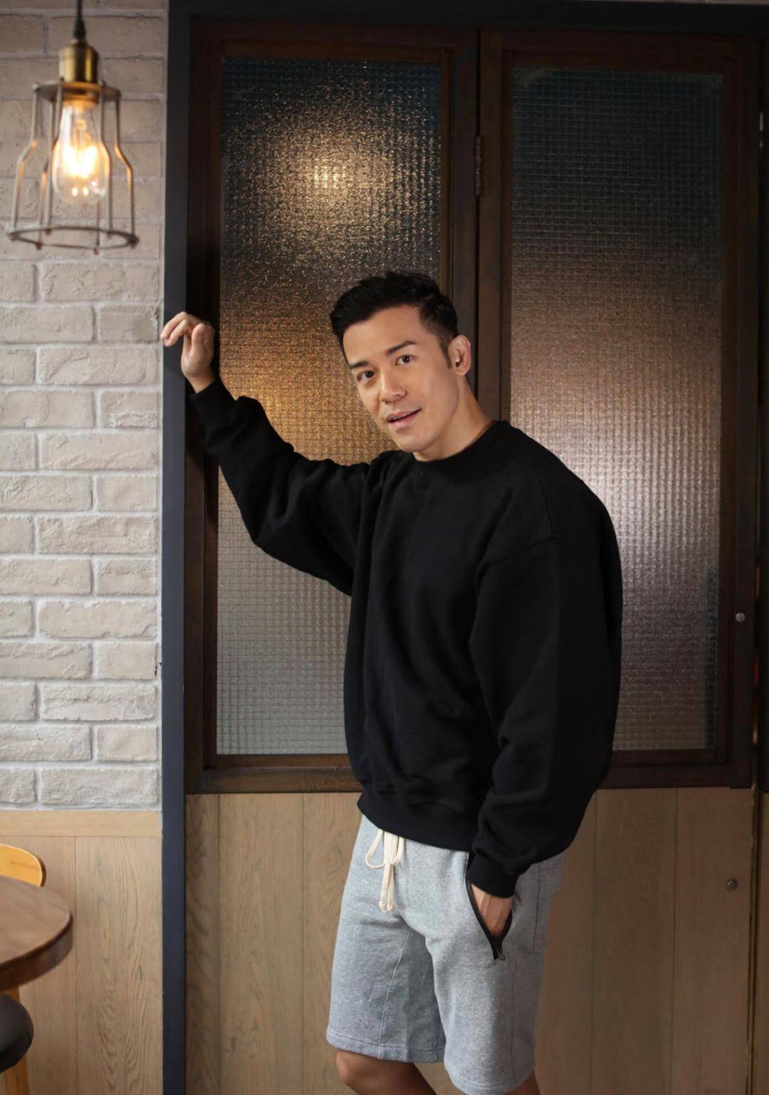 今年36岁的tvb小生沈震轩入行13年绯闻不断,感生活也是相当丰富.