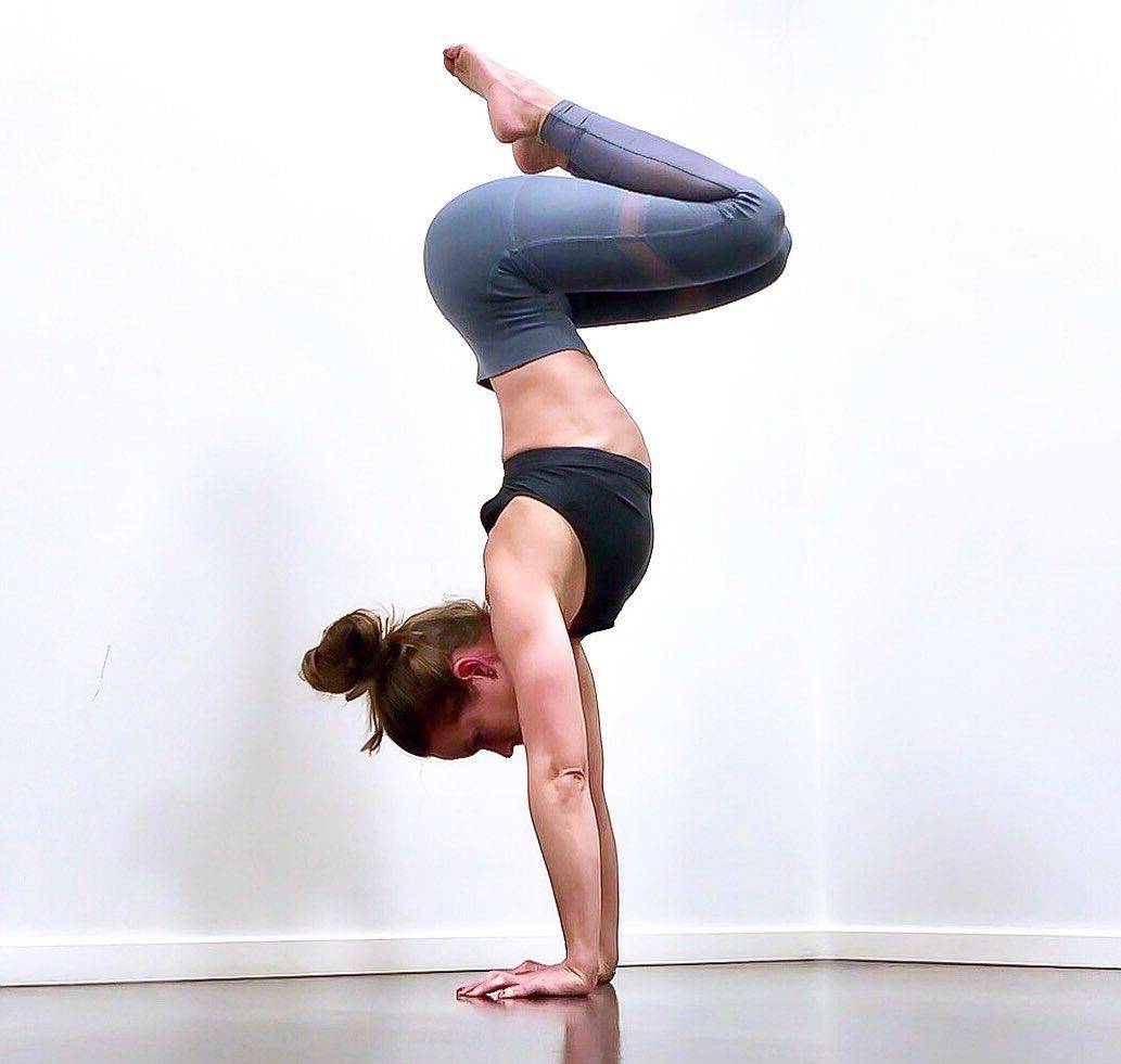 袁冰妍气质甜美清新,多套服装随意切换,衣着简单大方如邻家少女