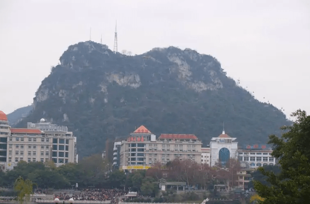 位於柳州魚峰路,登頂可欣賞車水馬龍,江水碧綠_劉三姐_魚峰山_美景