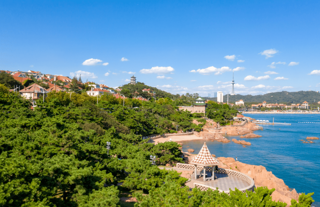 赭紅色礁石突兀嶙峋,形成天然丘壑,懸崖斷岸,海浪搏擊,景色蔚為壯觀.