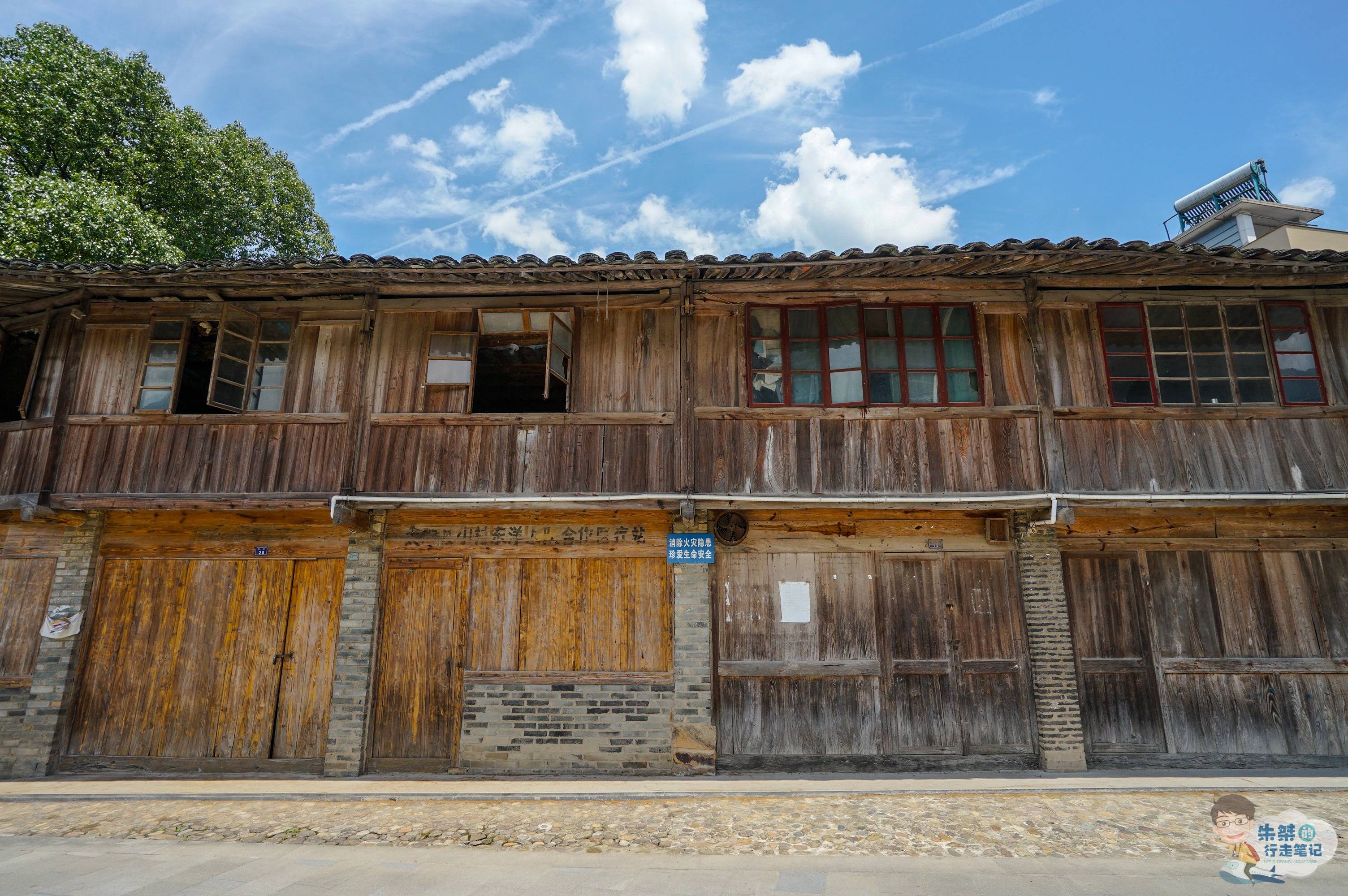 以来的古建筑群,还有聚族而居的淳朴民风,以及耕读传家的千年古文化