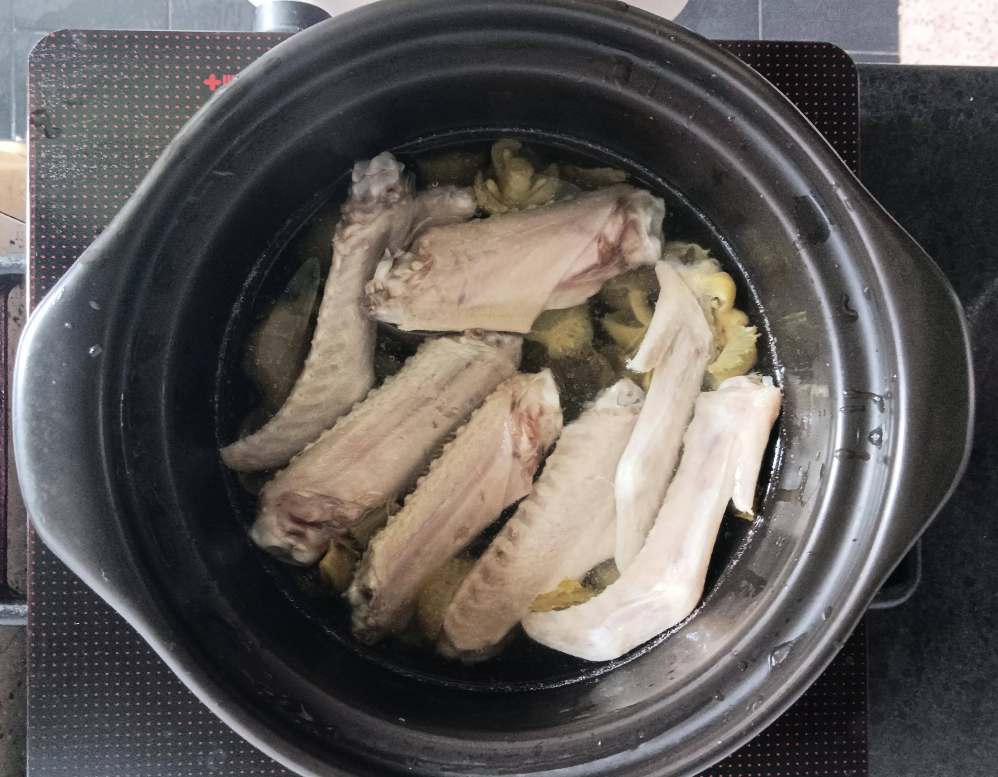 原创枇杷酸菜鸭翅煲一道开胃健脾的美味汤肴