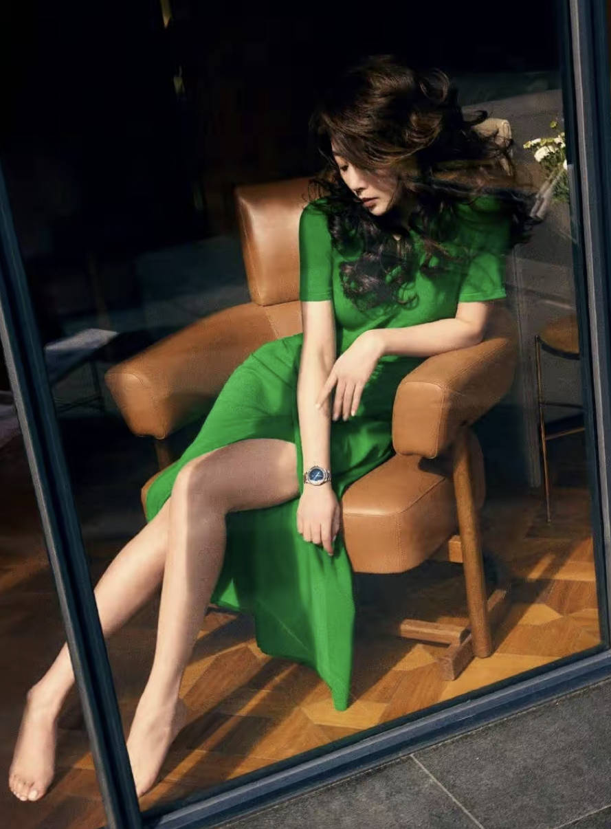 原创殷桃复古大片风情万种穿绿色开衩连衣裙秀美腿太惊艳了