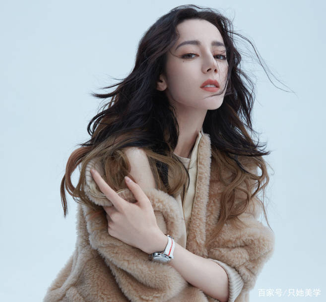 殷桃大波浪发型超显脸小,但做同款很容易踩雷!_卷发_因为_下颌