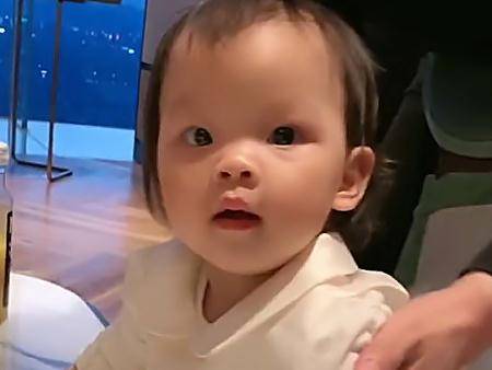 额头遗传韩安冉,五官神似小猪_先生_眼睛_小时候