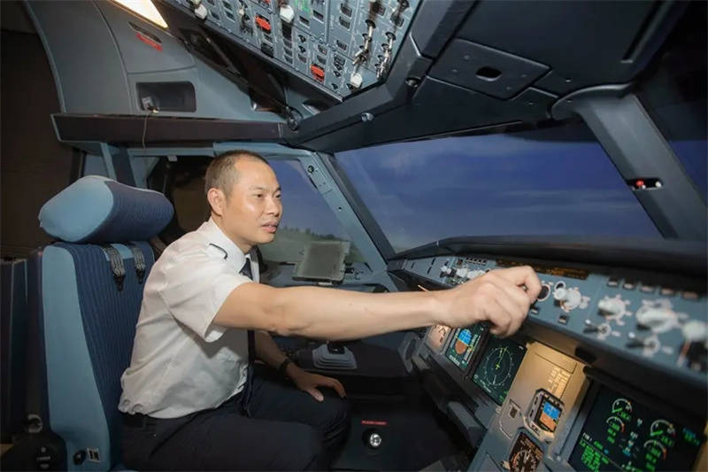2018年川航3u8633事故,机长刘传健力挽狂澜,34分钟救119名乘客