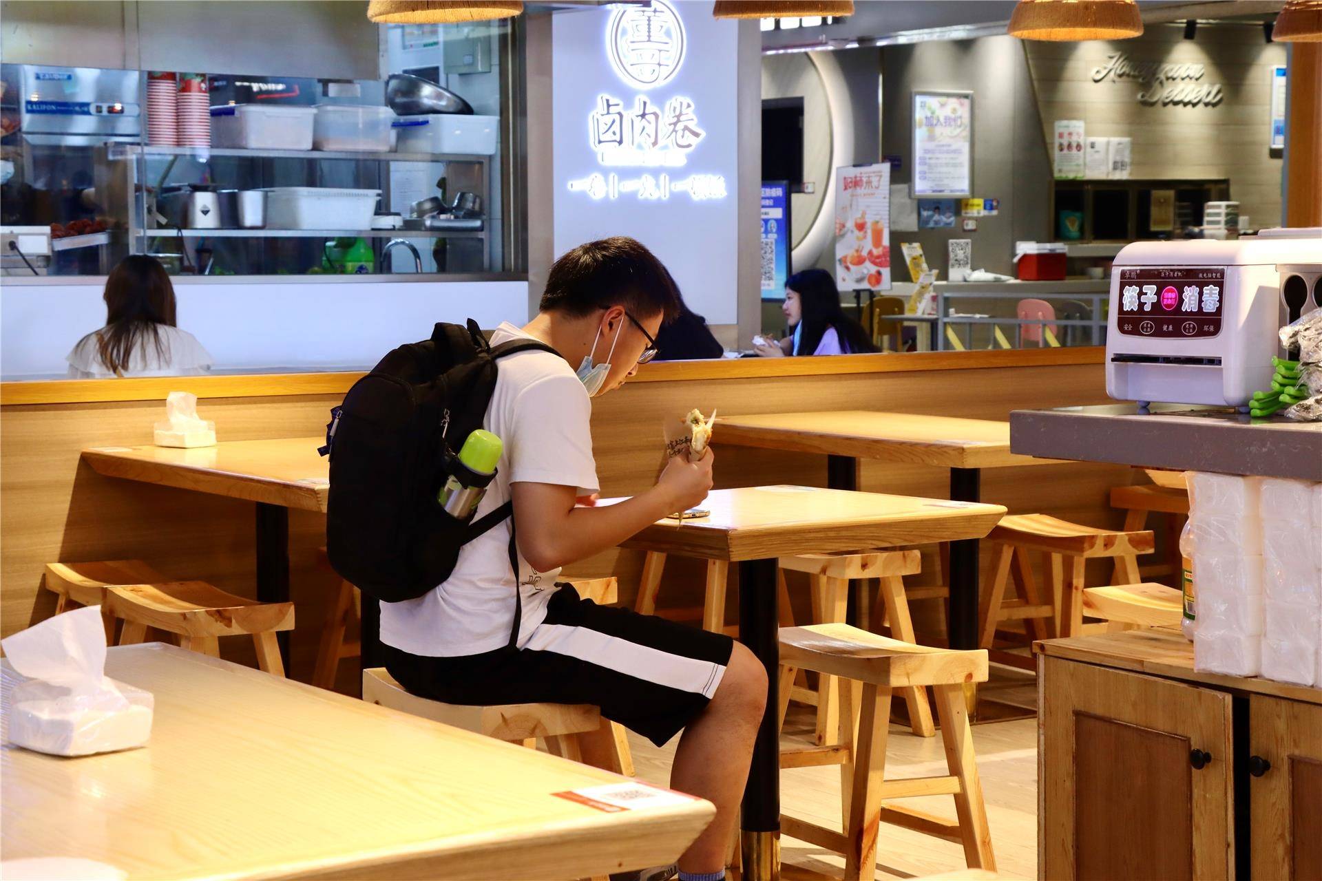 市区升起烟火气店铺陆续开门营业