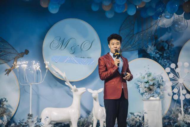 我们举办了婚礼沙龙,因防疫要求,控制了人数,但是现场新人的热情度