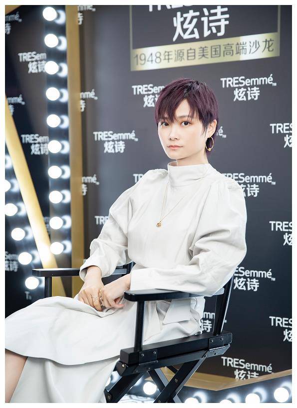 李宇春发力了 终于有了女人味 可谁能想到她已经36岁了 魅力 女性 黑色