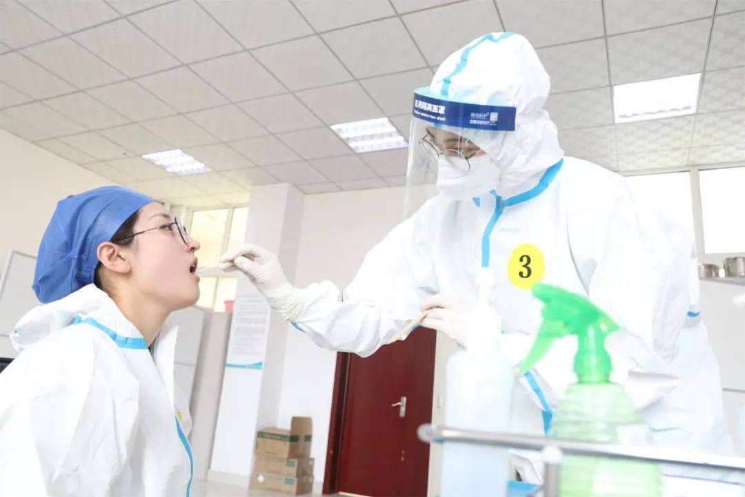 新区中心医院青年护士穿脱防护服鼻咽拭子标本采集操作技能大赛