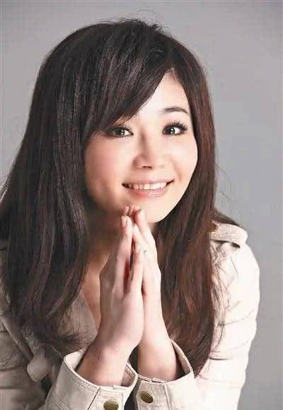 她是孟庭苇师妹,事业当红时因意外退圈,如今45岁风采依旧_黄思婷_舞台