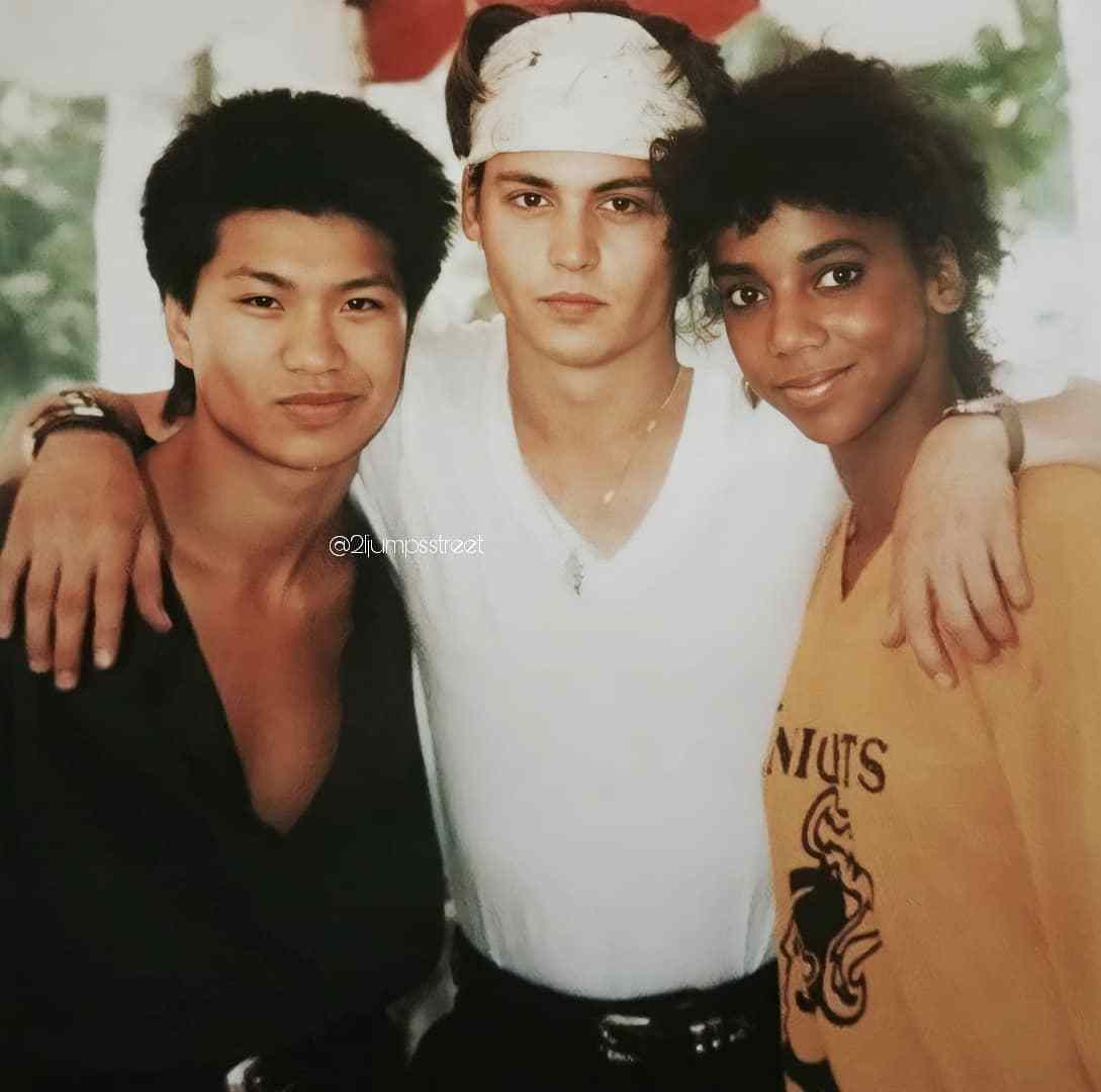 从小角色,配角一路苦熬,约翰尼德普直到25岁才靠着影集《龙虎少年队21