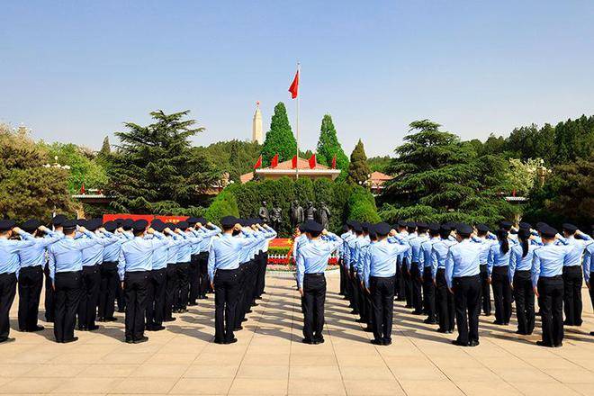 总站党委书记,总站长姚承军迈着坚定的步伐走上前,向五大书记铜像敬