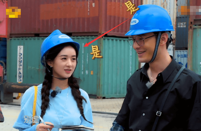 原创赵丽颖的头围有多小统一发放的头盔别人带都刚好她全靠用手捂