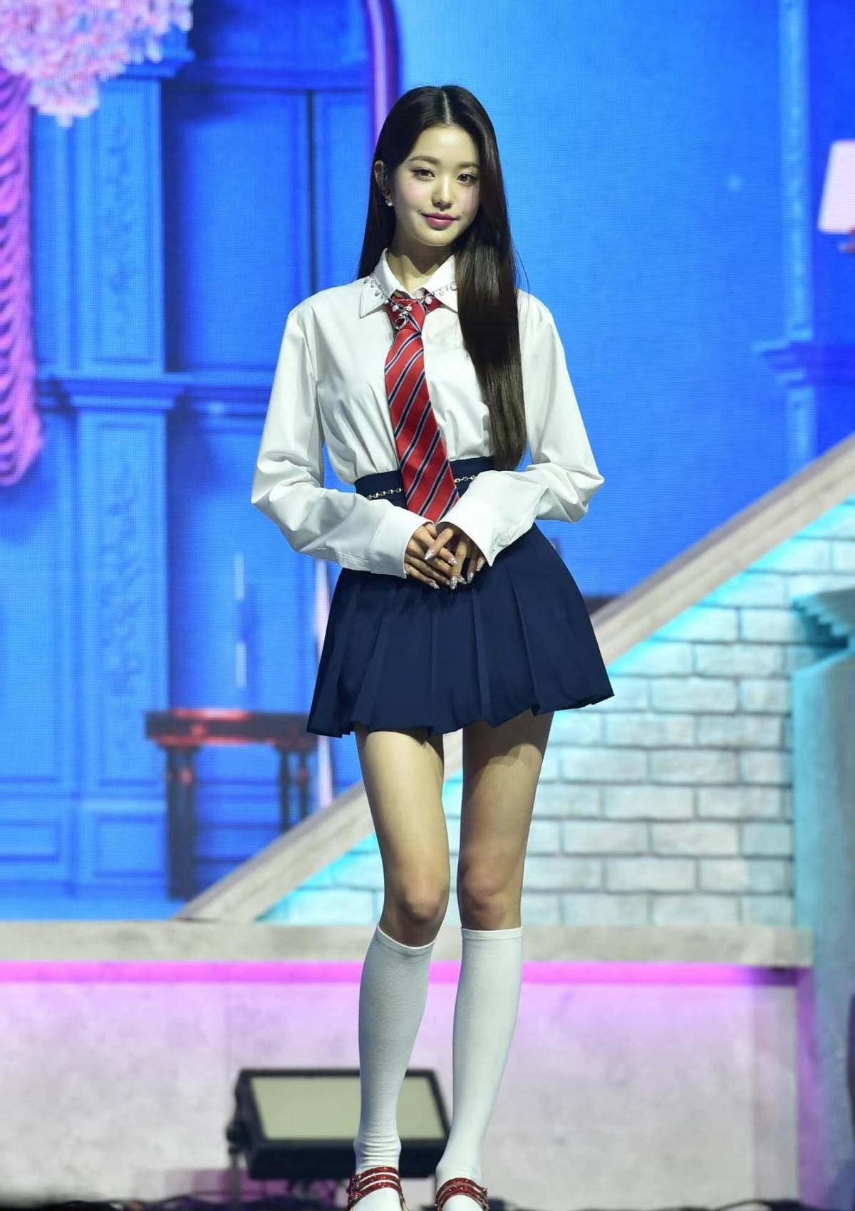 17岁的张员瑛时尚感不输其他人穿jk制服好知性大长腿也挺迷人