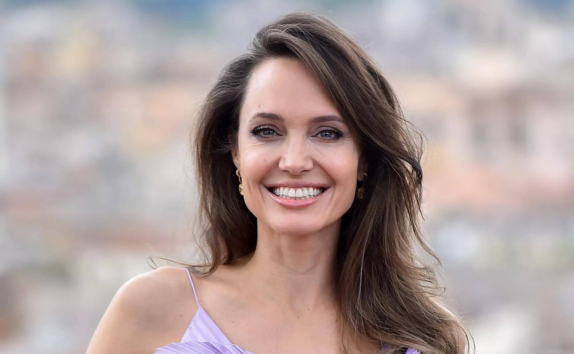 原创安吉丽娜朱莉笑称追求她的人很多但都被她列入了分手清单