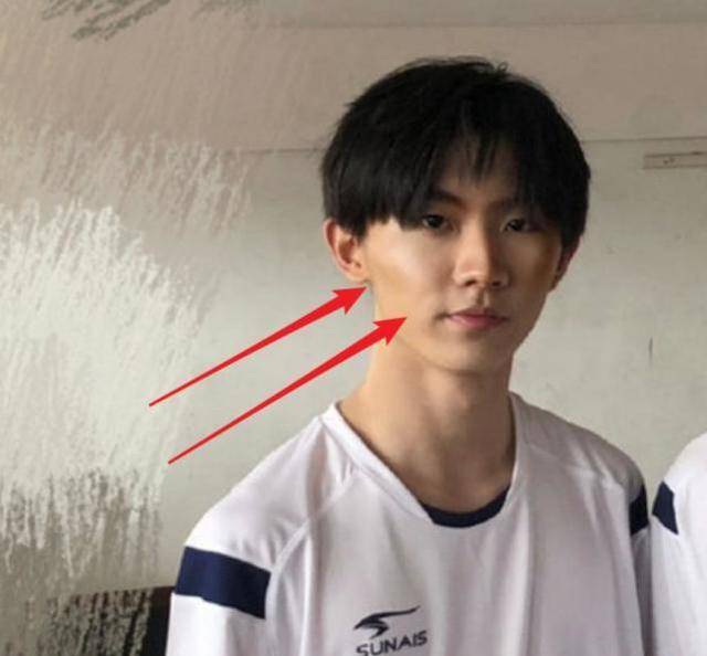 马嘉祺素颜照被疯传,卸掉浓妆失去滤镜,这才是18岁应该有的样子_美颜