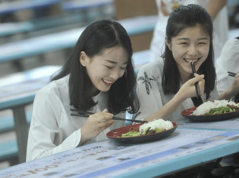 河南一高校男生食堂吃饭,看到"露腰"女生目不转睛:看着就下饭_大学