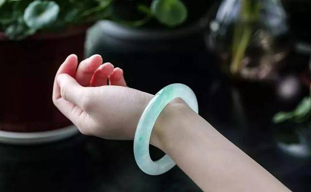 原创女性左手长期戴玉手镯可能会带来这5个变化你了解吗