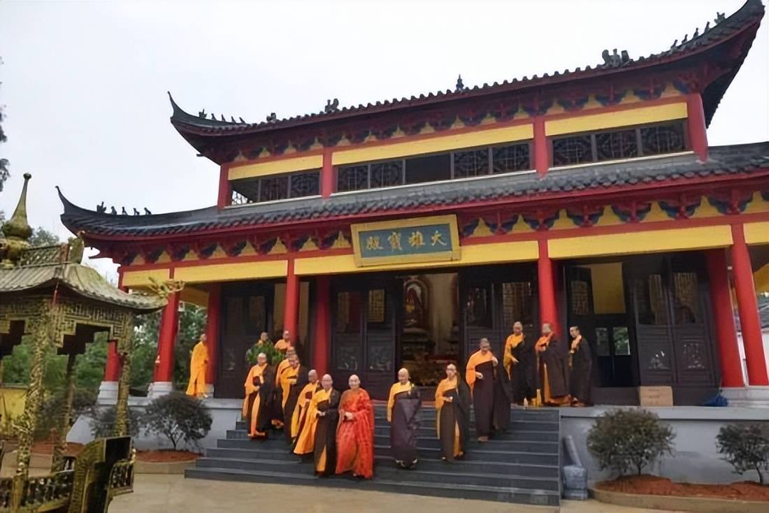 2021年农历二月初二,岩龙禅寺大雄宝殿于一场无故大火中焚毁,周边草木