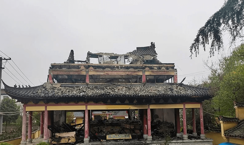 2021年农历二月初二,岩龙禅寺大雄宝殿于一场无故大火中焚毁,周边草木