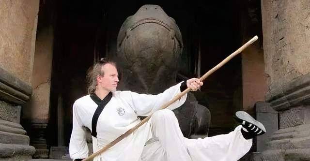 90后美国小伙扎根武当山习武12年,成武当三丰派十六代武术传人!