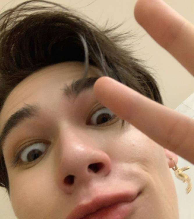 大家可以来看看庆怜他是直接拿着原相机然后自己来拍