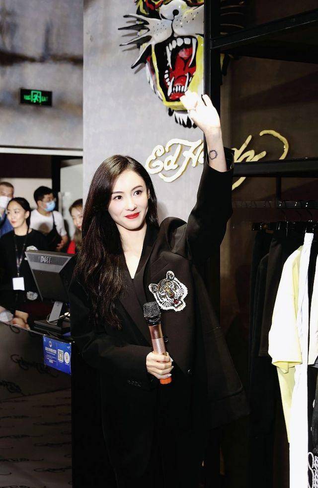 原创41岁张柏芝无修图曝光穿黑西装难掩盛世美颜皮肤嫩得能掐出水