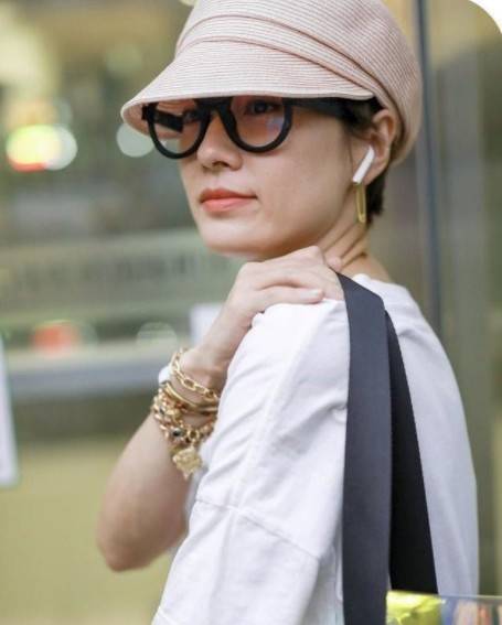 原创马伊琍也有另类的一面大金链子配上别针耳环太抢眼了