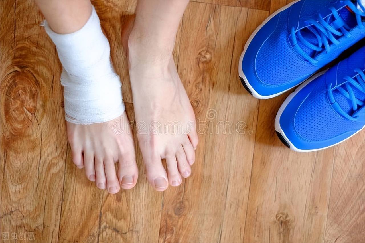 脚崴不是小事情受伤后该冰敷还是热敷很多人都做错了