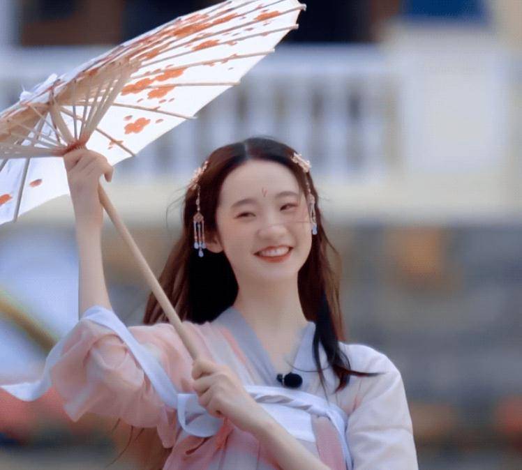 原创张艺凡穿汉服精修图曝光和生图差距一目了然19岁颜值太真实