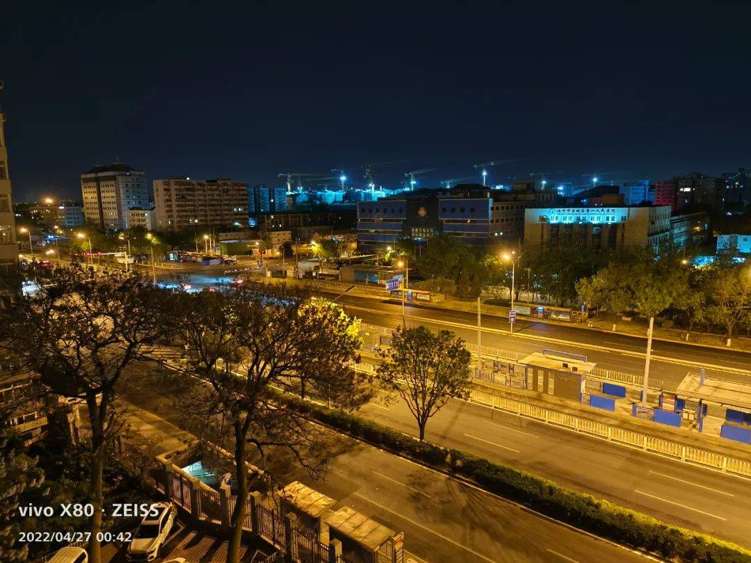 提升畫面的抗眩光能力,在拍攝夜景時,有效降低畫面路燈的