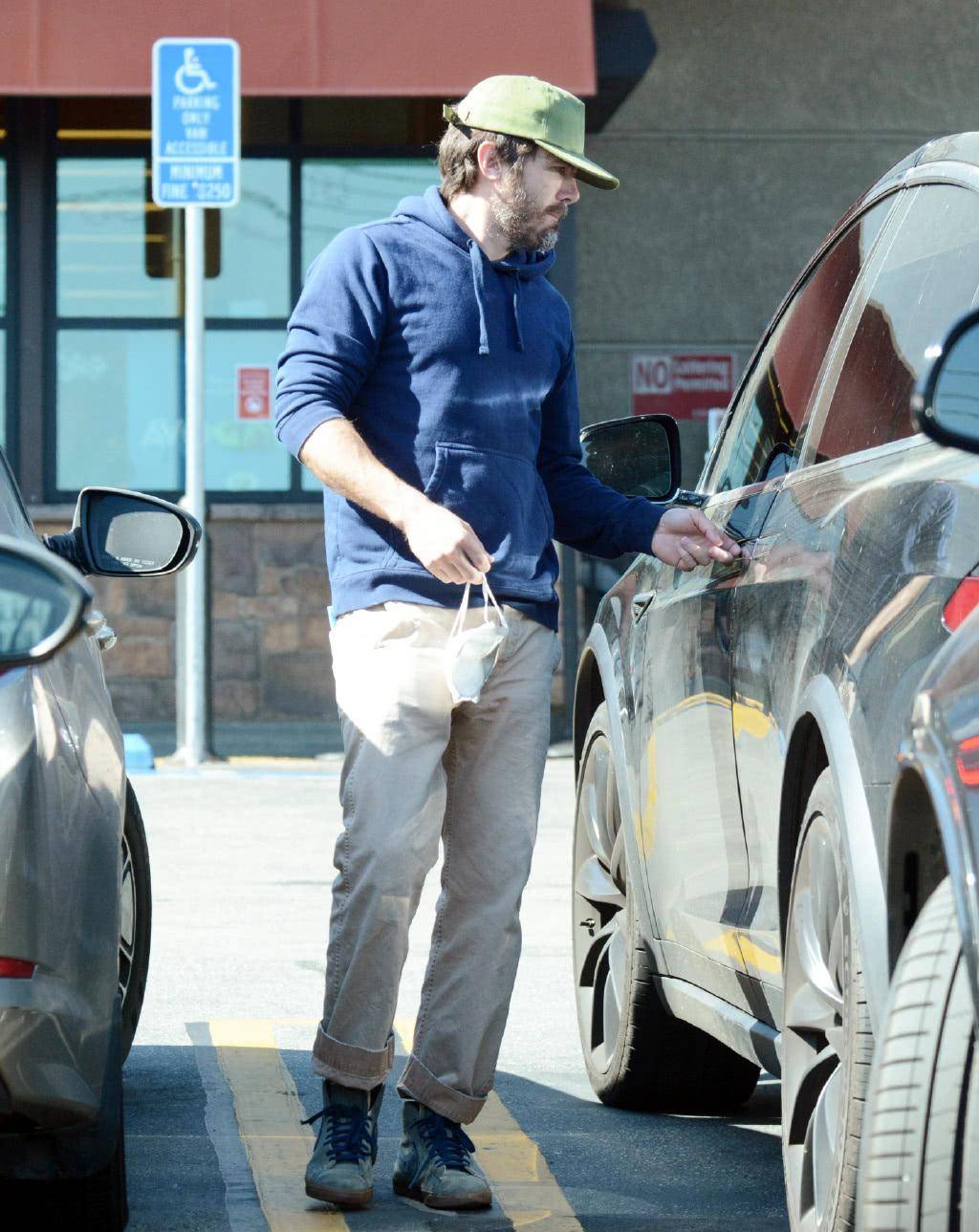 45岁卡西阿弗莱克出街照型男宅了2个月后居然变成了胖大叔