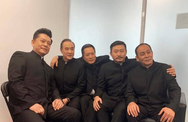 著名演员张光北和何政军的一张合影其他三位都是谁